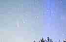 Ikeya-Zhang
Technik - Technique: Foto
Homepage: www.geocities.com/lukionseppo/ikeyazhang.html target=
URL: www.geocities.com/lukionseppo/ikeya2.jpg
Datum - Date: 20020329
Autor - Author: Seppo Toivanen
Ort - Place: Rautavaara, Finnland
Instrument: 28 mm Objektiv f/2.8
Kamera - Camera: Praktica TTL, 400 ASA
Dauer - Duration: 20 - 30s
Compilation by Jost Jahn